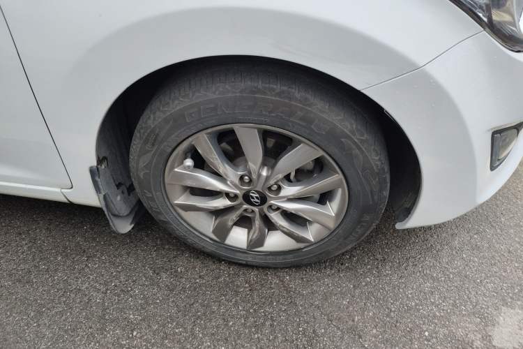 Used Hyundai Elantra (5th Generation / Langdong) 2015 1.6L Automatic Fashion Model Right Front Wheel Hub