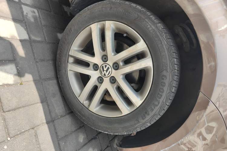 Used Volkswagen Touran 2011 1.4T DSG ZhiZhen Edition 5 Seats Right Front Wheel Hub