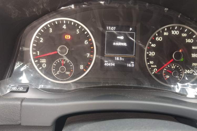 Used Volkswagen Tiguan 2015 1.8TSI Automatic Two-Wheel Drive Luxury Model Odometer Close Up