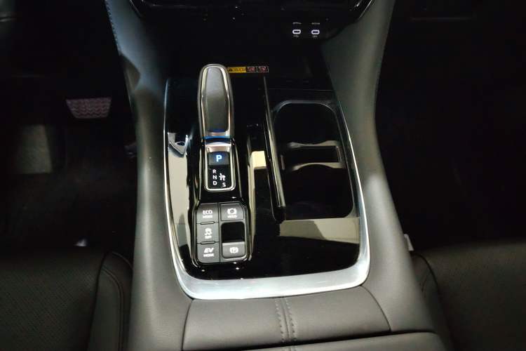 Used Toyota Vellfire 2024 Crown Dual-Engine 2.5L Ultimate Edition
