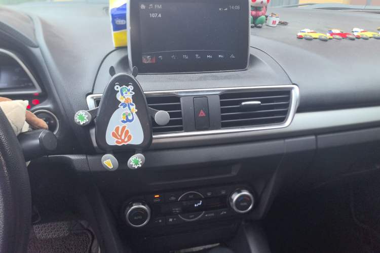 Used Mazda 3 Axela 2014 Sedan 1.5L Automatic Luxury Model
