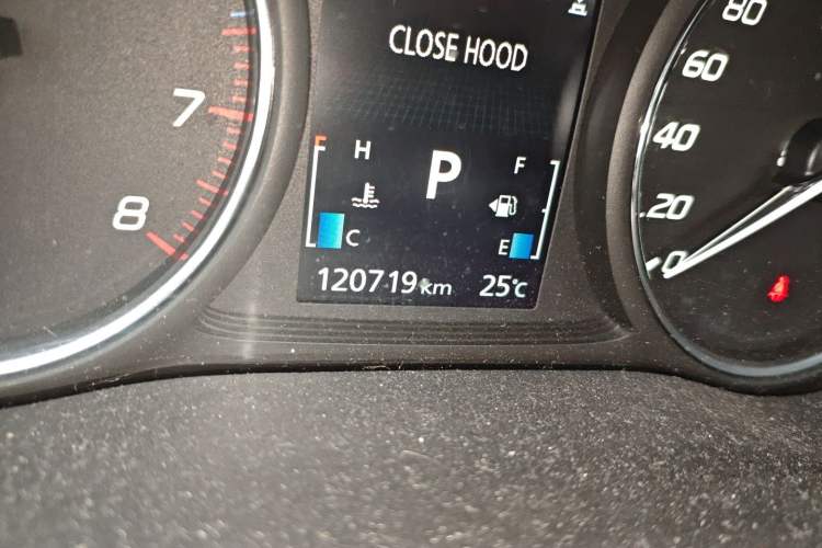 Used Mitsubishi Outlander 2014 2.4L 4x4 Deluxe Value Edition 5 Seats Odometer Close Up