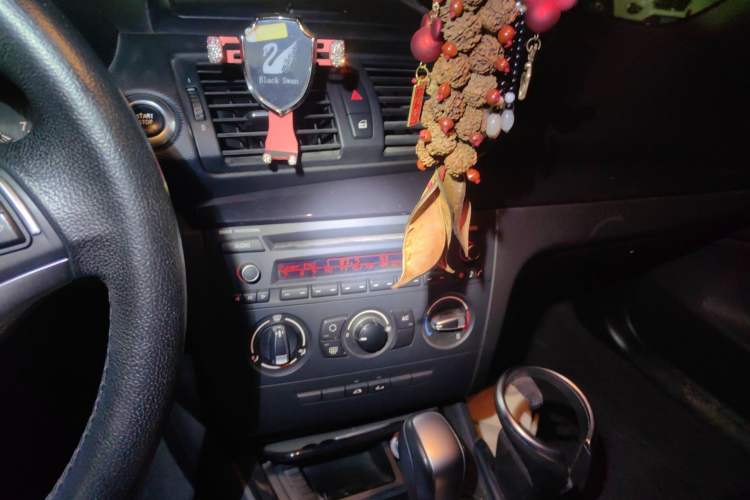 Used BMW 1 Series 2011 120i Convertible Coupe Audio And AC Panel