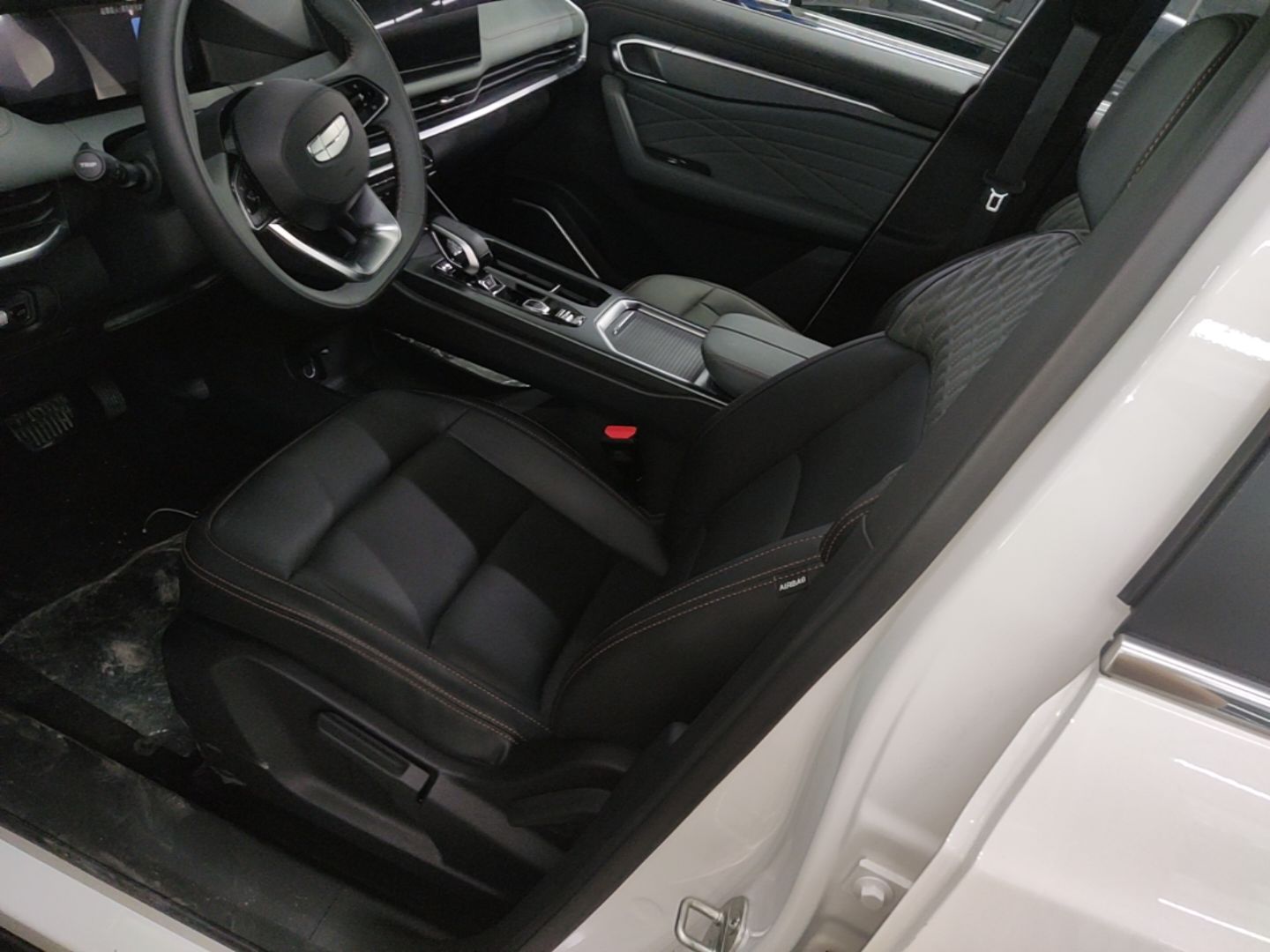 Geely Auto Haoyue L 2024 2.0T DCT Luxury Version — снимка 17