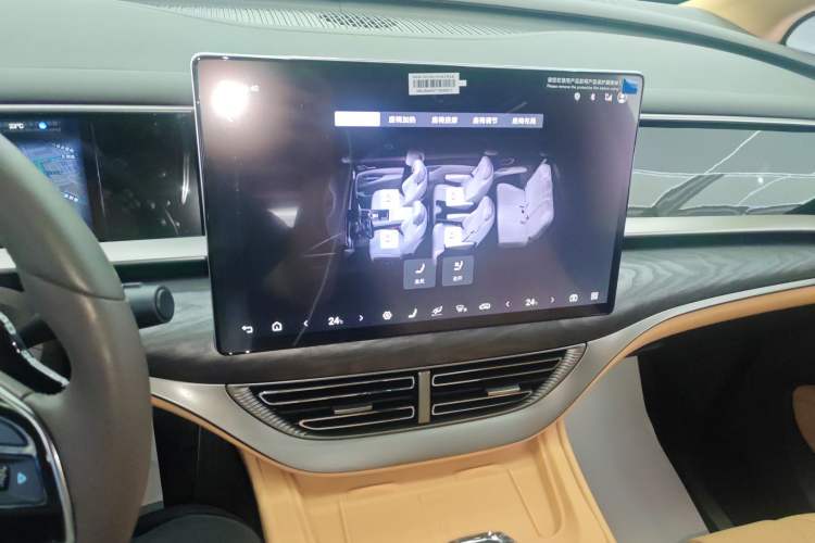 Used Denza D9 2025 DM-i Smart Drive 1020 Four-Wheel Drive Deluxe Model Audio And AC Panel