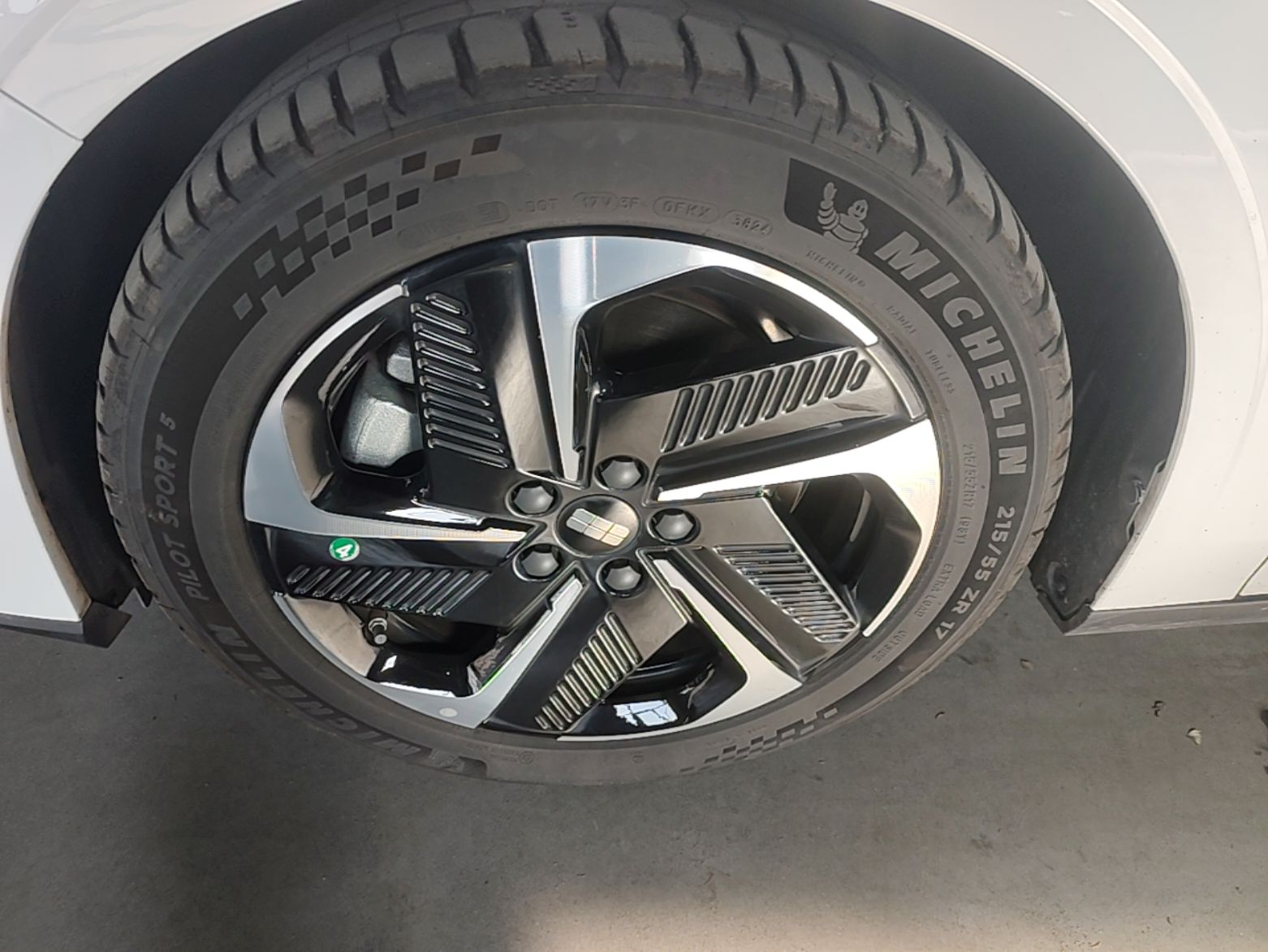 Geely Galaxy L6 2023 125km PLUS — снимка 10