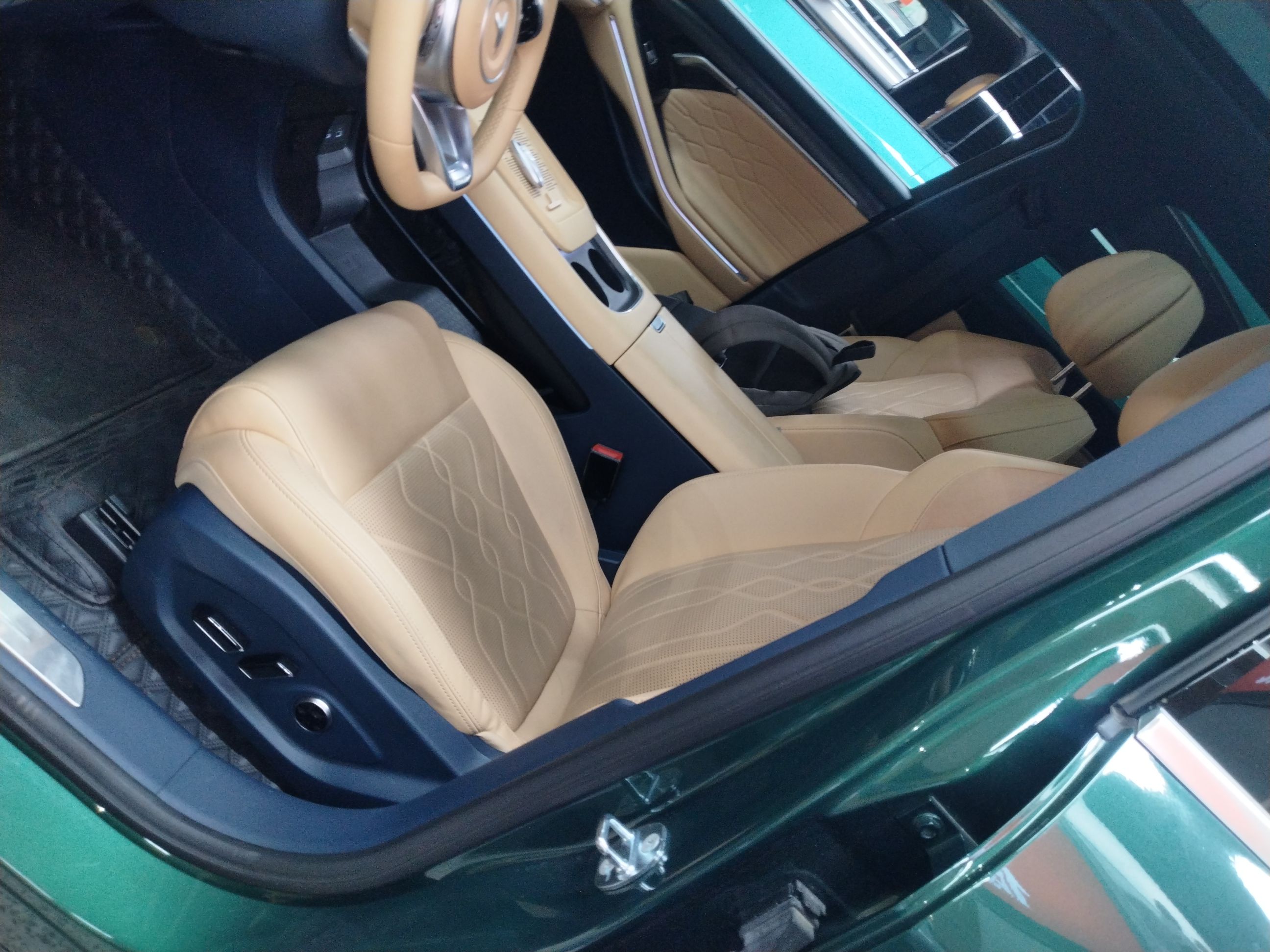 Переднее сиденье в автомобиле