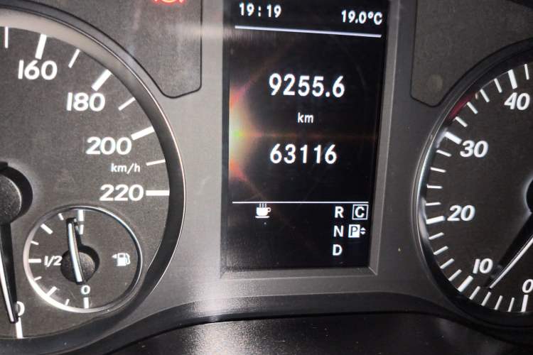 Used Mercedes-Benz Vito 2016 2.0T Business Edition Odometer Close Up