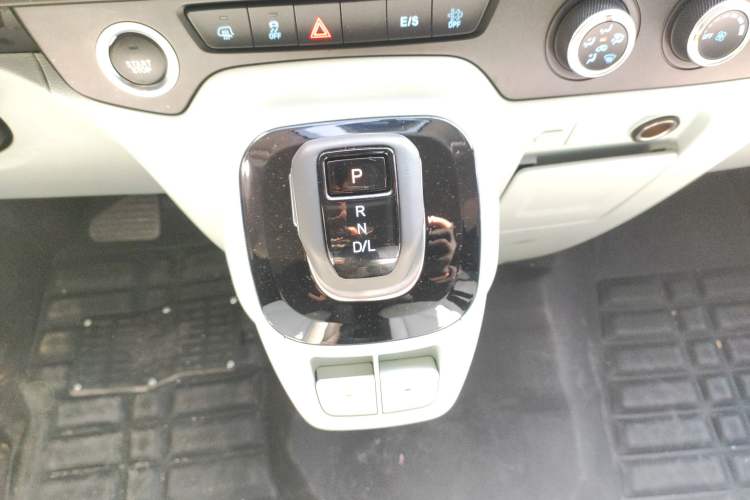 Used JMC Fushun 2025 2.0T 8AT Diesel Mid-Roof Mid-Height Commercial Multi-Purpose 7-Seater Passenger Vehicle