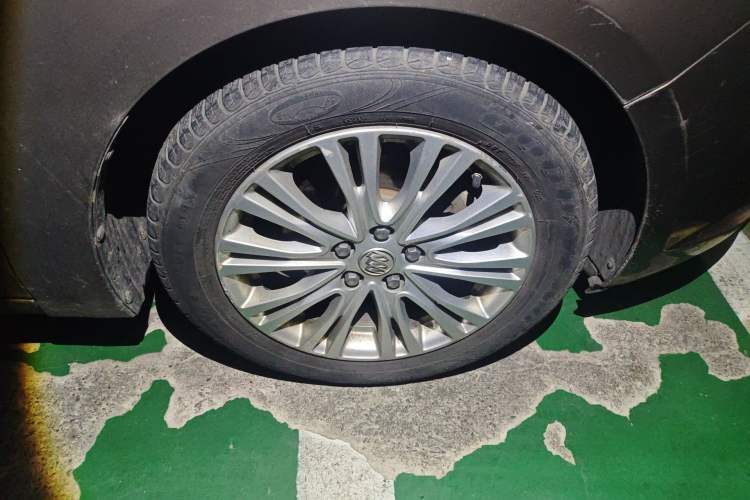 Used Buick GT 2016 15N Manual Elite Edition Right Front Wheel Hub