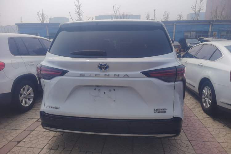 Used Toyota SIENNA 2023 2.5L Hybrid Deluxe Edition