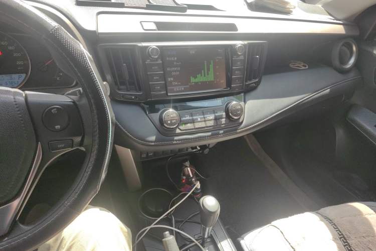 Used Toyota RAV4 2015 2.0L CVT Two-Wheel Drive Fashion Edition Audio And AC Panel