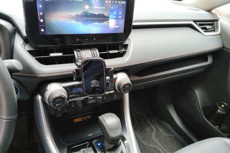 Used Toyota RAV4 2024 2.0L CVT Two-Wheel Drive Fashion Plus Edition Audio And AC Panel