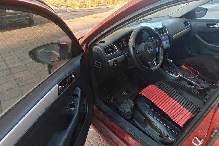 Used Volkswagen Sagitar 2012 1.4TSI Automatic Luxury Edition Driver Seat