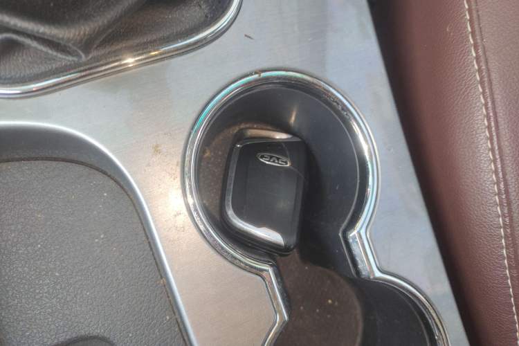 Used JAC T8 2019 2.0T Diesel Two-Wheel Drive Smart Connect Version Standard Double Cabin HFC4DB2-1D1
