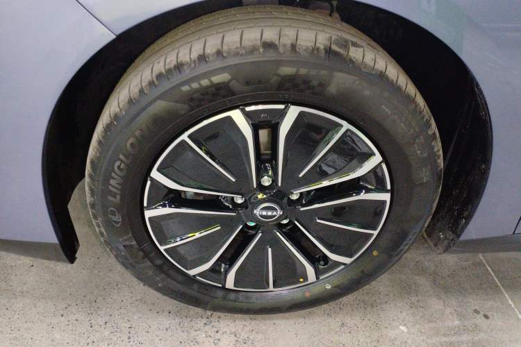 Used Nissan N6 2026 Model 180 Max Exterior 4