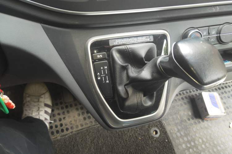 Used SAIC MAXUS Xintu V80 2021 2.0T PLUS AMT All-in-One King Long Wheelbase Mid-Roof Design—6/7/8/9-Seater
