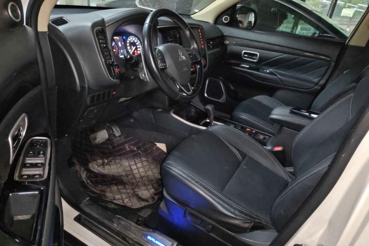Used Mitsubishi Outlander 2019 2.4L 4x4 Zhi Xiang Edition 7 Seats China V Emission Standard