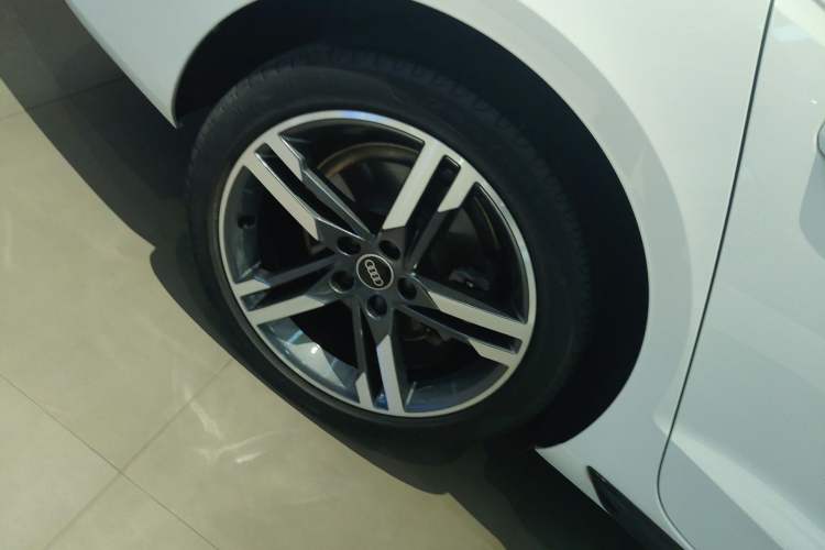 Used Audi A4L 2022 40 TFSI Luxury Dynamic Model Right Rear Wheel Hub