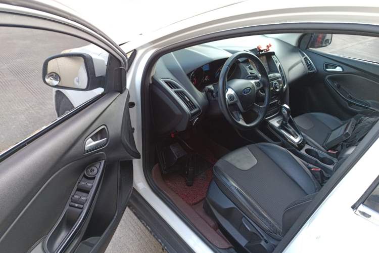 Used Ford Focus 2012 Sedan 1.6L Automatic Fashion Edition
