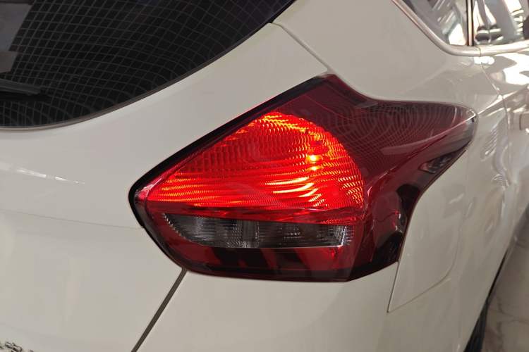 Used Ford Focus 2017 Hatchback EcoBoost 180 Automatic Elite Model Exterior 3