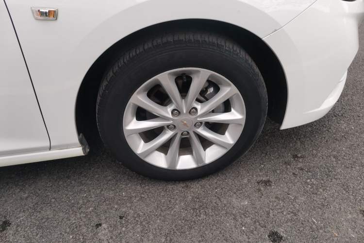 Used Chevrolet Cruze 2017 1.5L Automatic Pioneer Sunroof Edition Right Front Wheel Hub