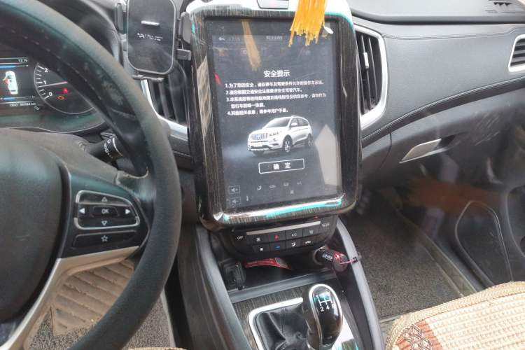 Used SWM X7 2016 1.5T Manual Luxury Edition 7 Seats Audio And AC Panel