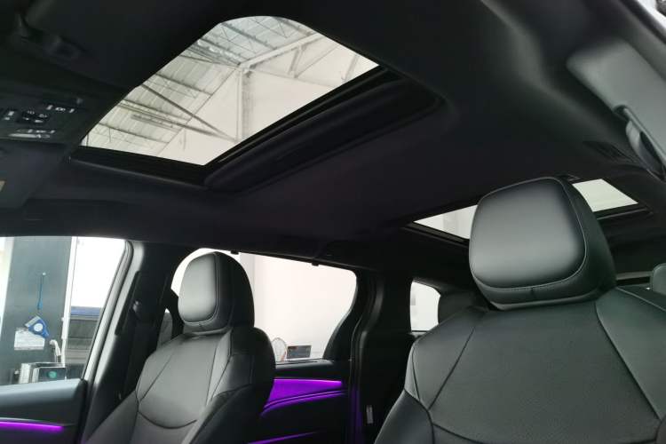 Used Toyota Granvia 2024 2.5L Hybrid Luxury Edition