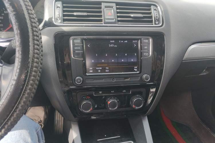 Used Volkswagen Sagitar 2018 1.6L Manual Comfort Model Audio And AC Panel