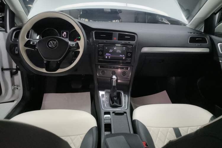 Used Volkswagen Golf 2018 230TSI Automatic Comfort Model Gear Lever