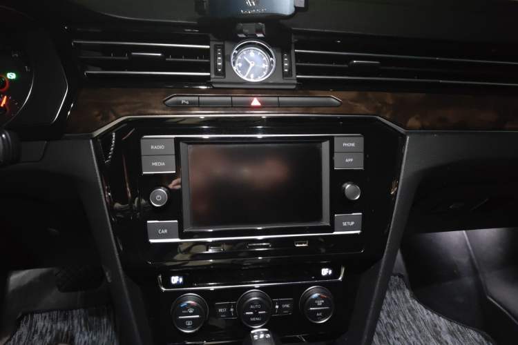 Used Volkswagen Magotan 2018 330TSI DSG Luxury Model Audio And AC Panel