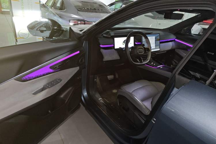 Used Lynk & Co 08 EM-P 2025 220 km All-Wheel-Drive Performance Halo
