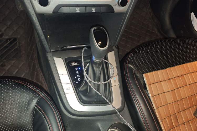 Used Hyundai Elantra (6th Generation / Lingdong) 2018 1.6L Automatic 15th Anniversary Special Edition Gear Lever