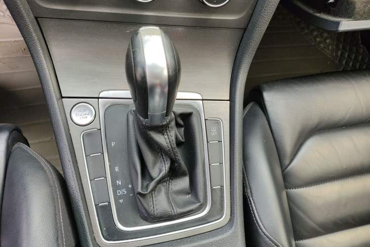 Used Volkswagen Golf 2014 1.4TSI Automatic Luxury Model Gear Lever