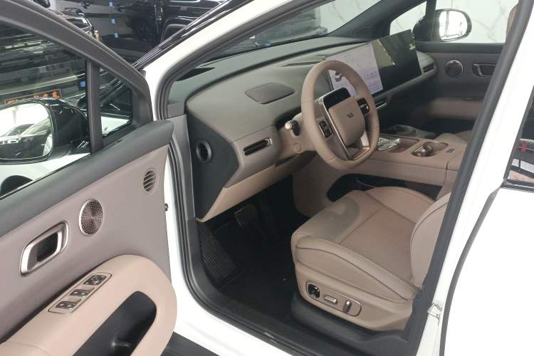 Used Li Auto i6 2025 Model Two-Wheel-Drive Standard Type
