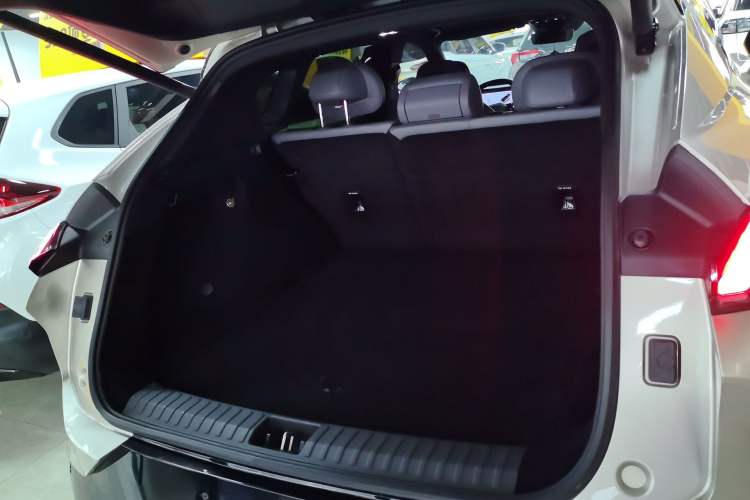 Used Lynk & Co 08 EM-P 2025 120km Long-Range Halo Trunk