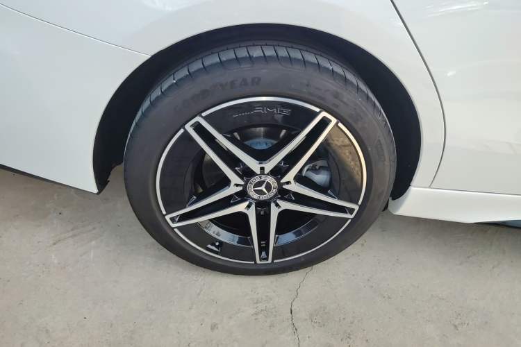 Used Mercedes-Benz C-Class 2024 Facelifted C-Class 260 L Night Edition Sports Version Right Rear Wheel Hub