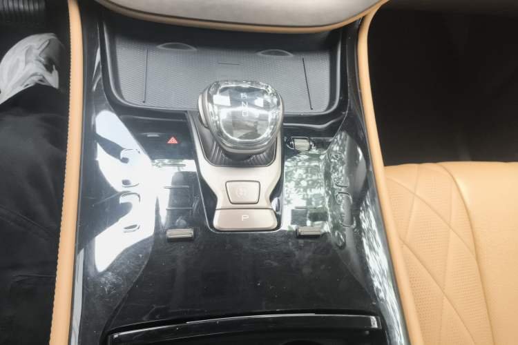 Used Denza D9 2022 EV 600 Four-Wheel Drive Flagship Model Gear Lever
