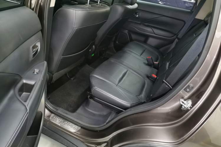 Used Mitsubishi Outlander 2016 2.4L 4x4 Luxury Edition 7-Seater
