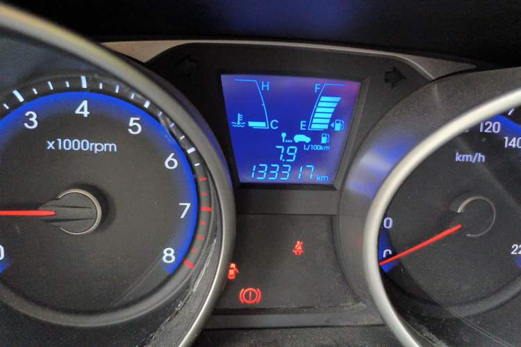 Used Hyundai ix35 2015 2.0L Manual Two-Wheel Drive Comfort Version China IV Standard Odometer Close Up