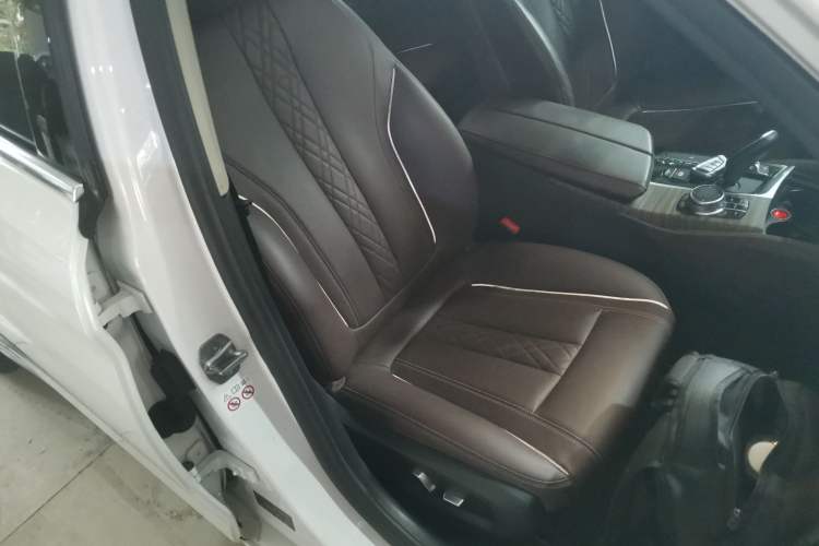 Used BMW 5 Series 2019 530Li Leading Model Luxury Package Right Front Seat