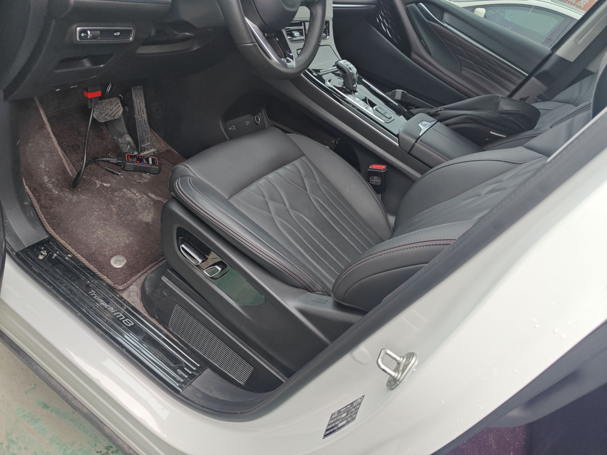 Переднее сиденье в автомобиле