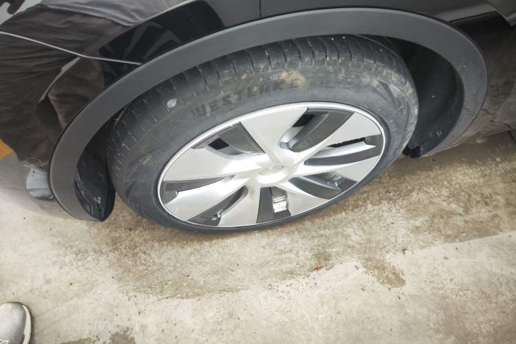 Used Tesla Model Y 2021 Standard Range Rear-Wheel Drive Version Left Front Wheel Hub