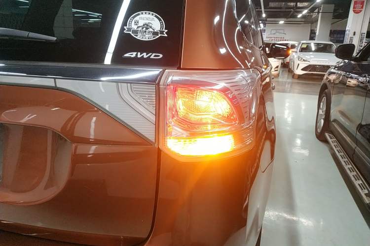 Used Mitsubishi Outlander 2013 2.4L Four-Wheel Drive Luxury Navigation Version 7 Seats