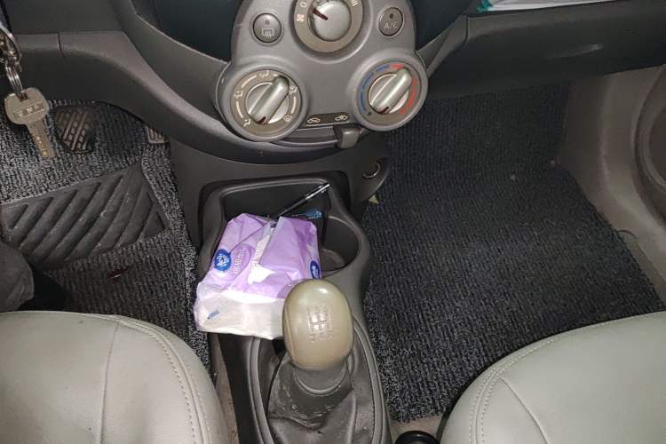 Used Nissan Sunny 2011 1.5XE Manual Comfort Edition Gear Lever