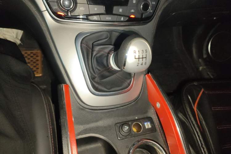 Used Haval M6 2018 1.5T Manual Two-Wheel Drive Elite Model Gear Lever