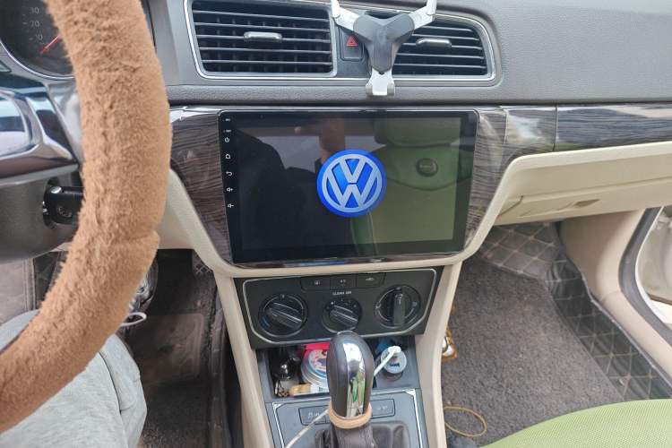 Used Volkswagen Lavida 2015 1.6L Automatic Comfort Edition Audio And AC Panel