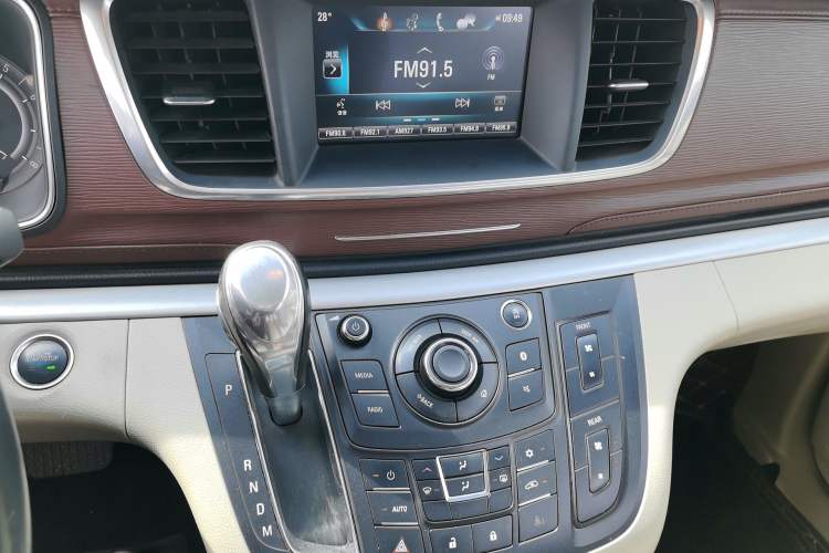 Used Buick GL8 2018 28T Luxury Model China VI Standard Audio And AC Panel