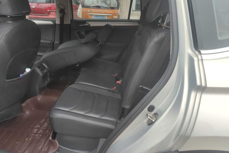 Used Volkswagen Tiguan L 2019 Revised Version 330TSI Automatic Two-Wheel Drive Panoramic Comfort Edition China V Standard Left Rear Seat