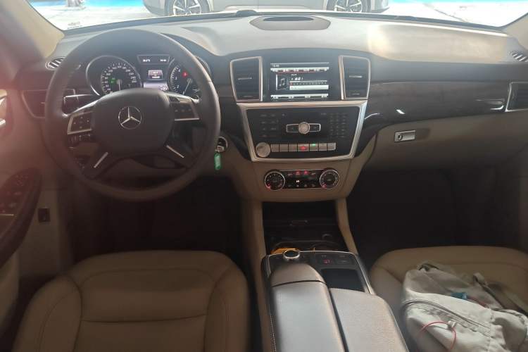 Used Mercedes-Benz M-Class 2015 ML 400 4MATIC Dynamic Model Center Console